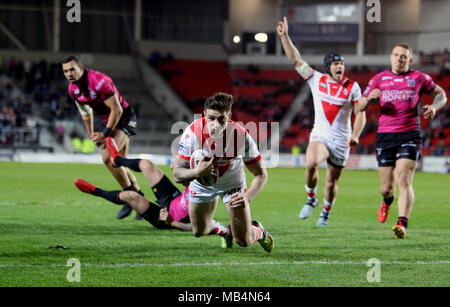 Saint Helens' Mark Percival scores au cours du match de championnat Super Betfred au stade totalement méchants, St Helens. Banque D'Images