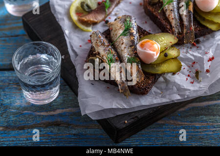 Sandwich avec anchois et oeufs,. Banque D'Images