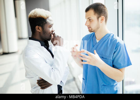 Deux médecins discuter des résultats de l'analyse à l'hôpital Banque D'Images