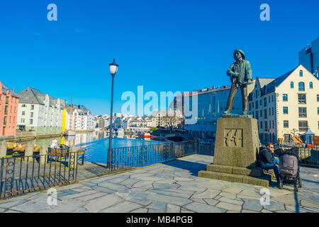 Ålesund, NORVÈGE - le 04 avril 2018 : vue extérieure de Skarungen fisher boy statue, dédiée à l'industrie de la pêche Banque D'Images