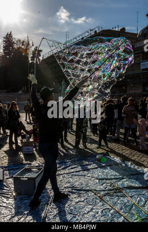 Artiste de rue faisant des milliers de bulles sur la Piazza del Popolo à Rome, Italie Banque D'Images