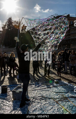 Artiste de rue faisant des milliers de bulles sur la Piazza del Popolo à Rome, Italie Banque D'Images