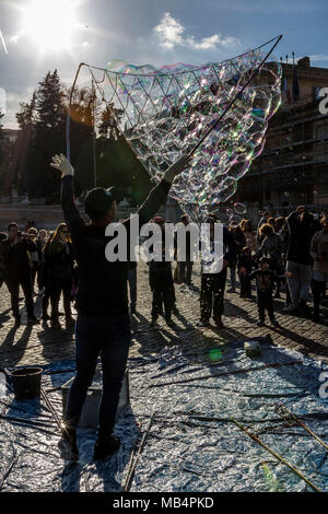 Artiste de rue faisant des milliers de bulles sur la Piazza del Popolo à Rome, Italie Banque D'Images