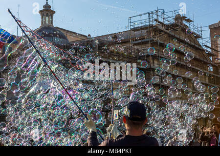 Artiste de rue faisant des milliers de bulles sur la Piazza del Popolo à Rome, Italie Banque D'Images