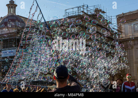 Artiste de rue faisant des milliers de bulles sur la Piazza del Popolo à Rome, Italie Banque D'Images