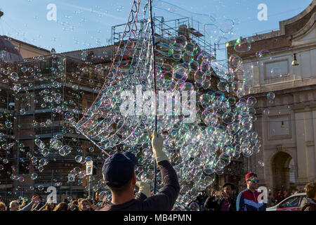 Artiste de rue faisant des milliers de bulles sur la Piazza del Popolo à Rome, Italie Banque D'Images