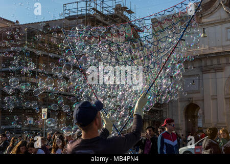 Artiste de rue faisant des milliers de bulles sur la Piazza del Popolo à Rome, Italie Banque D'Images