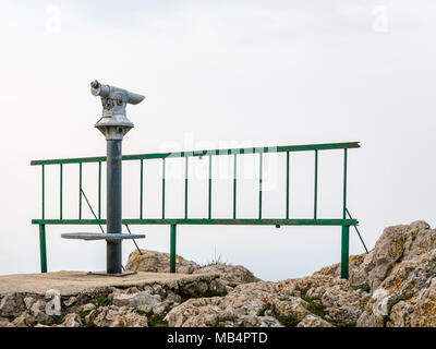 Télescope sur point de Lubenice (Cres, Croatie) sur un jour nuageux au printemps Banque D'Images