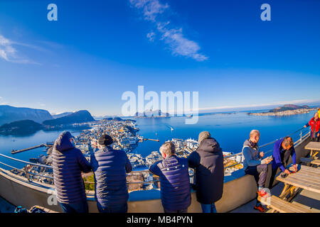 Ålesund, NORVÈGE - le 04 avril 2018 : personnes non identifiées ont profité de la vue et prendre des photos de la vue plongeante d'Ålesund ville portuaire sur la côte ouest de la Norvège Banque D'Images