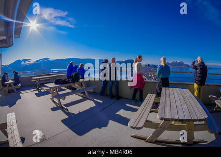 Ålesund, NORVÈGE - le 04 avril 2018 : personnes non identifiées ont profité de la vue et prendre des photos de la vue plongeante d'Ålesund ville portuaire sur la côte ouest de la Norvège Banque D'Images