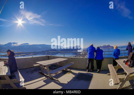 Ålesund, NORVÈGE - le 04 avril 2018 : personnes non identifiées ont profité de la vue et prendre des photos de la vue plongeante d'Ålesund ville portuaire sur la côte ouest de la Norvège Banque D'Images