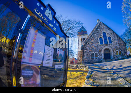 Ålesund, NORVÈGE - le 04 avril 2018 : vue extérieure de l'église d'Ålesund, avec un ciel bleu sur Kirkegata Banque D'Images