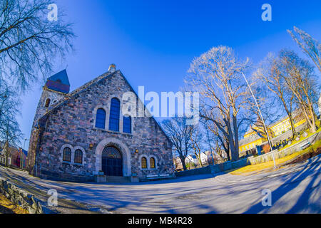 Ålesund, NORVÈGE - le 04 avril 2018 : vue extérieure de l'église d'Ålesund, avec un ciel bleu sur Kirkegata Banque D'Images