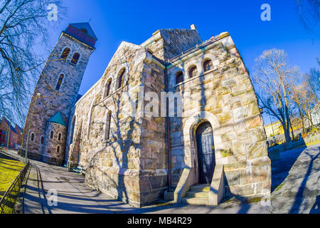 Ålesund, NORVÈGE - avril 04, 2018 Bewlow : Vue extérieure de l'église d'Ålesund, avec un ciel bleu sur Kirkegata Banque D'Images