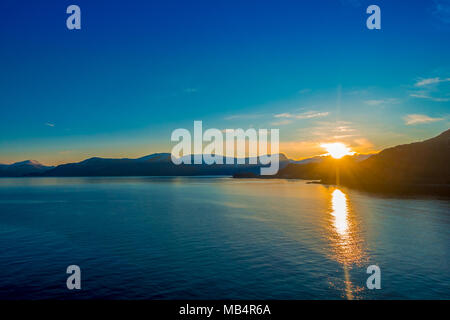 Incroyable coucher du soleil Vue à partir de la croisière dans la région de Hurtigruten en Norvège Banque D'Images