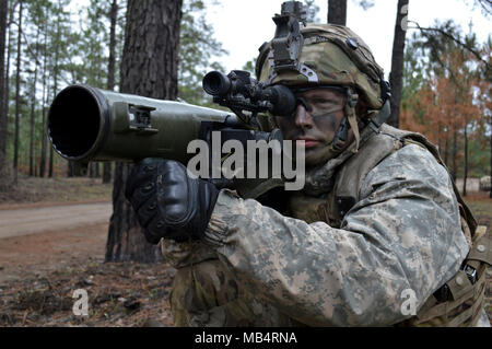 La CPS. Austin Helms, un fantassin du 2e Bataillon, affecté au 27e Régiment d'infanterie, 3e Brigade Combat Team, 25e Division d'infanterie, effectue une bataille avec un foret M3 multi-rôle arme antichar (MAAWS) alors que sur la garde à Fort Polk, en Louisiane, le 15 février 2108. Soldats affectés à la 25e Division d'infanterie, participent à une rotation annuelle au Joint Readiness Training Center. Banque D'Images