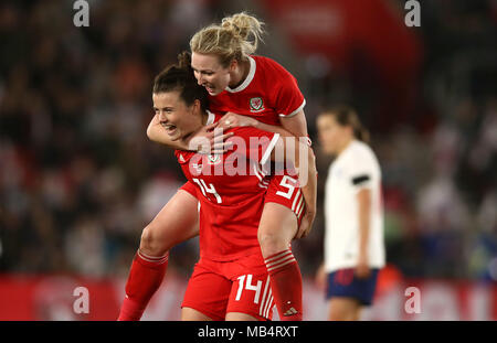 Pays de Galles féministe Rhiannon Roberts (à droite) et Hayley Ladd célèbrent après le coup de sifflet final au cours de la 2019 Coupe du Monde féminine de la fifa, Groupe de qualification 1 match au St Mary's Stadium, Southampton. Banque D'Images