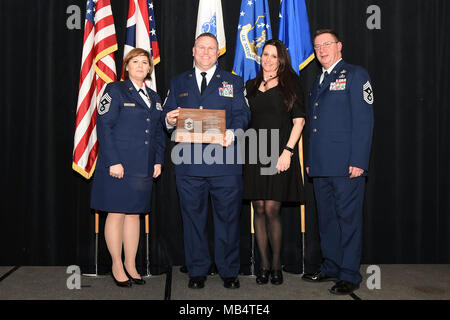 Le sergent-chef en chef. Ryan J. Dalton, affecté à la 121e Escadre de ravitaillement en vol, pose avec sa plaque le 15 février au Centre de conférences à l'échelle nationale à Columbus, Ohio. Le chef's dîner a lieu de reconnaître les aviateurs qui ont récemment promu au grade de sergent-chef ou ont récemment pris sa retraite comme un. Banque D'Images