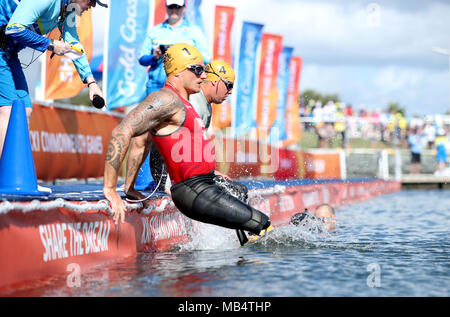 Joe l'Angleterre Townsend (avant) et de l'Australie pendant la Crowley Scott Men's Para-triathlon finale au Southport Broadwater Parklands au cours de la troisième journée de la 2018 Jeux du Commonwealth à la Gold Coast, Australie. Banque D'Images