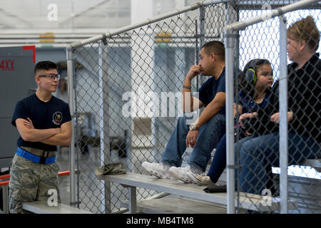 Navigant de première classe Jacob Puente, 20e membre de l'équipage de l'Unité de maintenance d'aéronefs, parle à sa famille avant la compétition commence à base aérienne de Barksdale, en Louisiane, 16 février 2018. Le concours de charge a lieu chaque trimestre et est ouvert à ceux qui veulent y assister pour montrer leur soutien à l'AMUs ou d'obtenir une vue d'ensemble sur ce qui se passe dans le chargement de munitions sur le B-52 Stratofortress. Banque D'Images