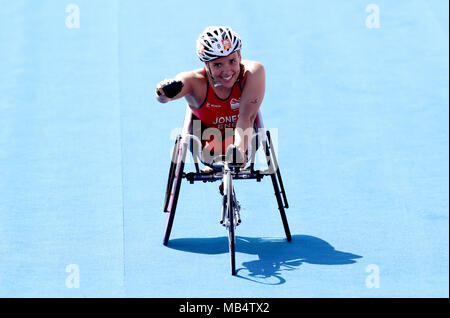 L'Angleterre célèbre Jade Jones a remporté l'or chez les femmes de la para-triathlon finale au Southport Broadwater Parklands au cours de la troisième journée de la 2018 Jeux du Commonwealth à la Gold Coast, Australie. Banque D'Images