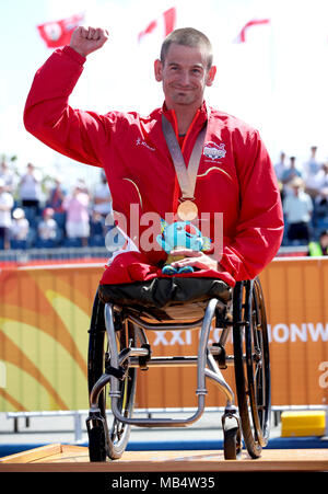 L'Angleterre Joseph Townsend célèbre remportant la médaille d'or dans l'épreuve du para-triathlon finale au Southport Broadwater Parklands au cours de la troisième journée de la 2018 Jeux du Commonwealth à la Gold Coast, Australie. Banque D'Images