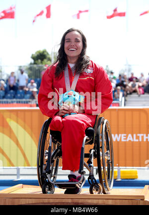 L'Angleterre célèbre Jade Jones a remporté l'or chez les femmes de la para-triathlon finale au Southport Broadwater Parklands au cours de la troisième journée de la 2018 Jeux du Commonwealth à la Gold Coast, Australie. Banque D'Images