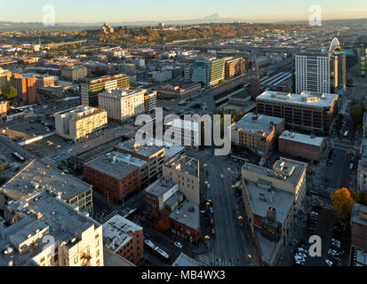 WASHINGTON - vue sur le sud de Seattle jusqu'au mont Rainer, couvrant la gare de King Street et le quartier international depuis la Smith Tower. 2017 Banque D'Images