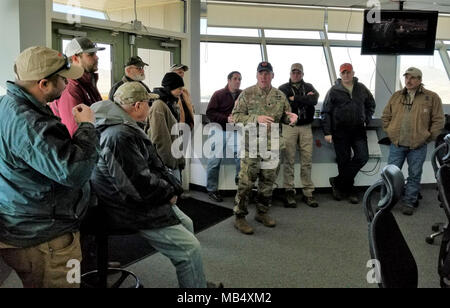 Le lieutenant-colonel Tom Ehrhart, 07 opérations de l'équipe Dragon, Groupe, Centre national de formation, fournit un aperçu de tir réel de l'équipe "Dragon" orchestre pour les unités au cours de leur rotation à la Dragon Bunker, Fort Irwin, en Californie, le 18 février 2018. Le Killeen et Harker Heights Chambres de Commerce visite NTC est conçu pour renforcer les relations entre les dirigeants municipaux dans les communes de la communauté de Fort Hood et les soldats affectés à Fort Hood, au Texas. Banque D'Images