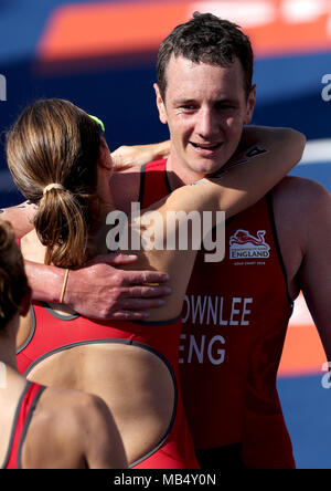 England's Alistair Brownlee et son coéquipier Vicky Holland célébrer au cours de l'argent en relais par équipes mixtes à la finale Triathlon Southport Broadwater Parklands au cours de la troisième journée de la 2018 Jeux du Commonwealth à la Gold Coast, Australie. Banque D'Images