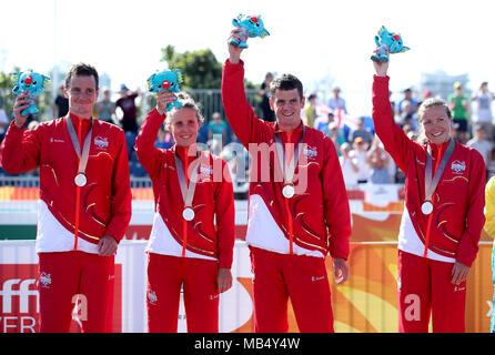 England's Alistair Brownlee (gauche) Jessica Learmonth, Jonathan Brownlee et Vicky Holland célébrer au cours de l'argent en relais par équipes mixtes à la finale Triathlon Southport Broadwater Parklands au cours de la troisième journée de la 2018 Jeux du Commonwealth à la Gold Coast, Australie. Banque D'Images