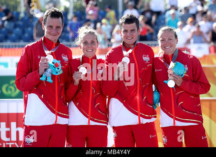 England's Alistair Brownlee (gauche) Jessica Learmonth, Jonathan Brownlee et Vicky Holland célébrer au cours de l'argent en relais par équipes mixtes à la finale Triathlon Southport Broadwater Parklands au cours de la troisième journée de la 2018 Jeux du Commonwealth à la Gold Coast, Australie. Banque D'Images