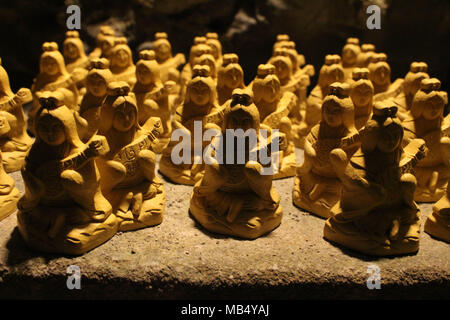 Les statues en bois de Bouddha/Kannon à Hase-dera, temple. Prises à Kanagawa, Japon - février 2018. Banque D'Images