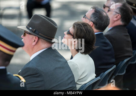 Mme Katharine Kelley, surintendant, le Cimetière National d'Arlington, regarde l'USS Maine Memorial à l'USS Maine Cérémonie commémorative s'Wreath-Laying Memorial à l'article 24 du Cimetière National d'Arlington, Arlington, Virginie, le 21 février 2018. Le Cimetière National d'Arlington et le District Naval Washington a accueilli la cérémonie, dont plus de 10 ans de travaux de restauration de l'USS Maine Mémorial pour la ramener à son apparence originale 1915. L'USS Maine Memorial est un mémorial pour les nombreuses vies perdues il y a plus de 100 ans. Consacrée en 1915, la mas Banque D'Images