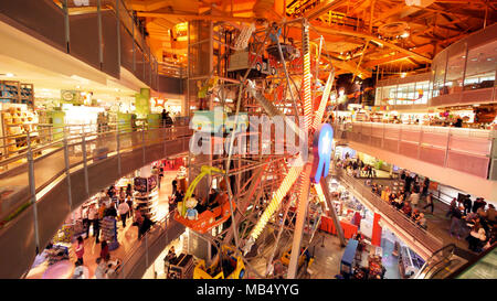 New York, USA 20 novembre 2012 : Toys "R" Us, de l'intérieur à l'intérieur de la roue ferris shopping mall à new york NYC. c'est un jouet dédié et juvénile-produits détaillants fondée en Amérique du Nord. Banque D'Images