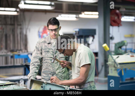U.S. Air Force d'un membre de la 1re classe Gilbert Martinez, 18e Escadron de maintenance de l'équipement d'entretien de structures d'aéronefs technicien, gauche, observe un1C Denzel Washington, 18e EMS technicien de maintenance de structures d'aéronefs, marque un adaptateur le 21 février 2018, à Kadena Air Base, au Japon. La 18e EMS permet de maintenir plus de 50 F-15C Eagles attribués à Kadena AB. Banque D'Images