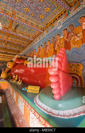 Vue verticale du Bouddha couché à Isurumuniya Rock Temple à Anuradhapura, Sri Lanka. Banque D'Images