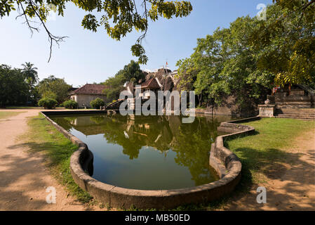 Vue horizontale à travers temple Isurumuniya dans Anuradhapura, Sri Lanka. Banque D'Images