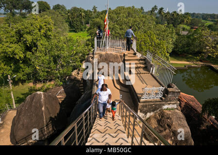 Vue horizontale de la partie supérieure de Isurumuniya Rock Temple à Anuradhapura. Banque D'Images