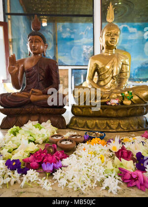 Close up vertical de fleurs à l'autel de Jaya Sri Maha Bodhi dans Anuradhapura, Sri Lanka. Banque D'Images