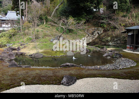 Au jardin Zen Engakuji 'temple' complexe. L'un des cinq grands temples zen (Gozan). Prises à Kamakura, Japon - février 2018. Banque D'Images