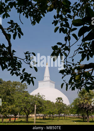 Vue verticale de Ruwanwelisaya Dagoba ou Stupa à Anuradhapura, Sri Lanka. Banque D'Images