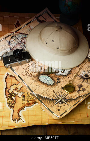 Pith helmet et cartes Banque D'Images