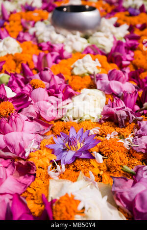 Close up vertical de fleurs au Ruwanwelisaya Dagoba ou Stupa à Anuradhapura, Sri Lanka. Banque D'Images