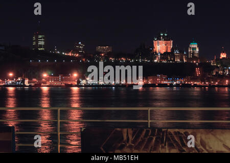 Des toits de la ville de Québec avec l'emblématique skyline Le Château Frontenac illuminé la nuit Banque D'Images