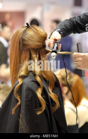 Coiffure coiffure organiser par lisseur Banque D'Images