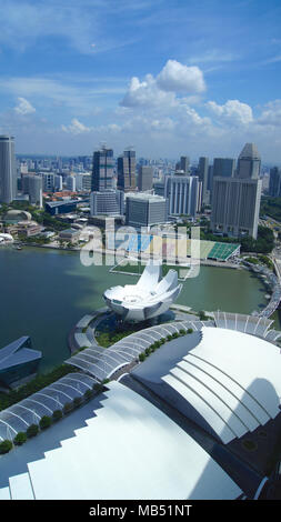 Singapour - APR 2015 2ème : Singapour à Marina Bay à partir de la vue aérienne du Skypark durant la journée. Skyline at Financial District, le centre-ville de Mar Banque D'Images