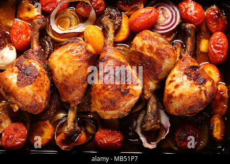 Cuisses de poulet rôti avec des légumes Banque D'Images