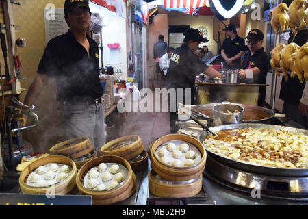 Xiao long bao vendeur en dehors d'une food dans la petite ville de Jiufen, Taipei - Taiwan Banque D'Images