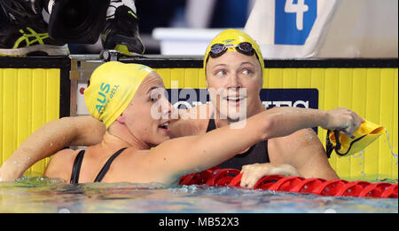 L'Australie Cate Campbell (à droite) célèbre remportant la médaille d'or en 50 m nage libre avec Campbell Bronte en seconde à la Centre Aquatique de Gold Coast au cours de la troisième journée de la 2018 Jeux du Commonwealth à la Gold Coast, Australie. Banque D'Images